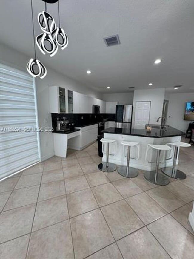 Building Photo - 10873 NW 71st St