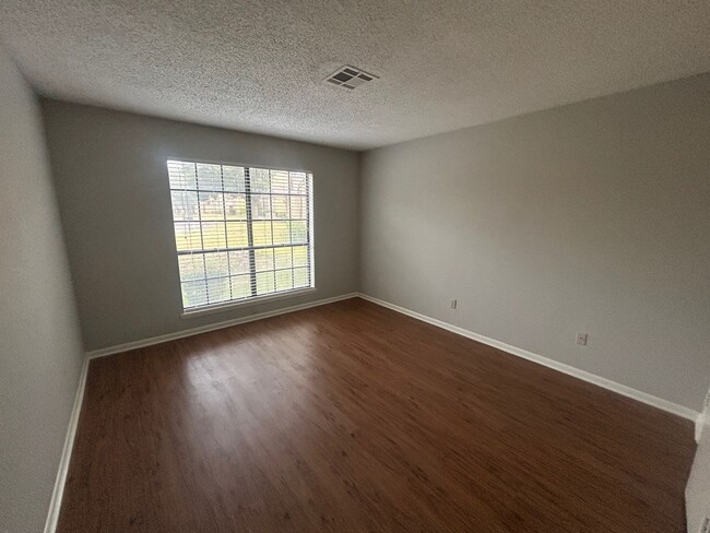 Building Photo - Updated Spacious Townhome