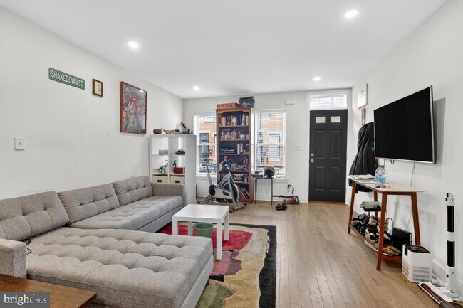 Building Photo - 1742 Dorrance St