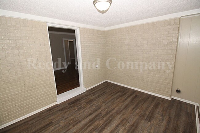 Building Photo - 1023 Waring Rd