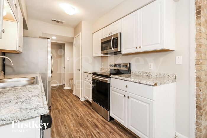 Building Photo - 1715 Glenview Ln