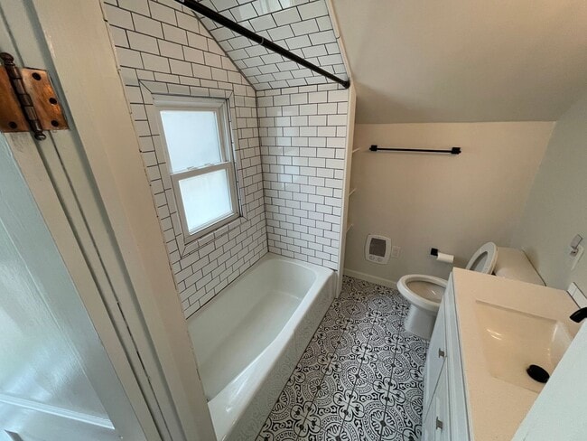 Building Photo - Charming Bungalow