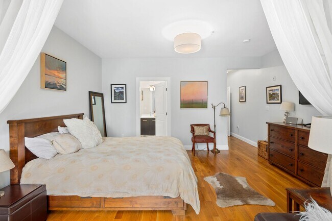 Building Photo - New 2BR2BA Condo in Jefferies Point with Backyard