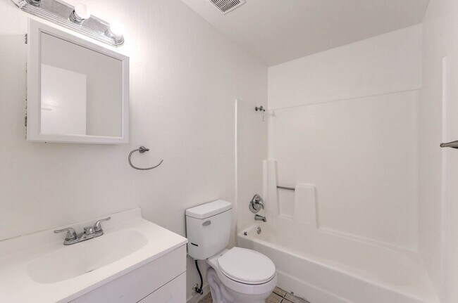 Building Photo - 3109 N Walnut Rd