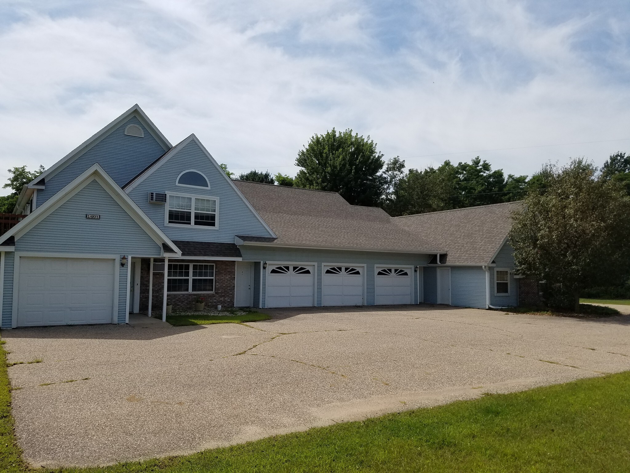 Building Photo - 1401 River View Ave