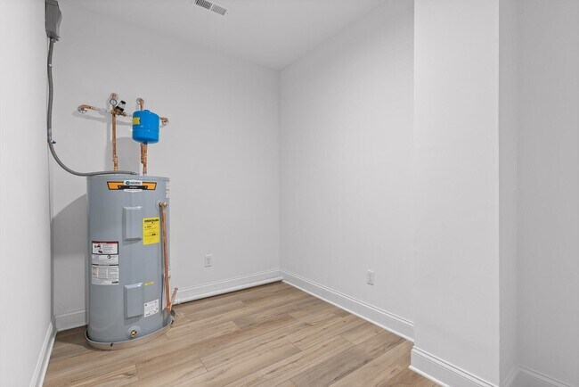 Building Photo - 715 Bespoke