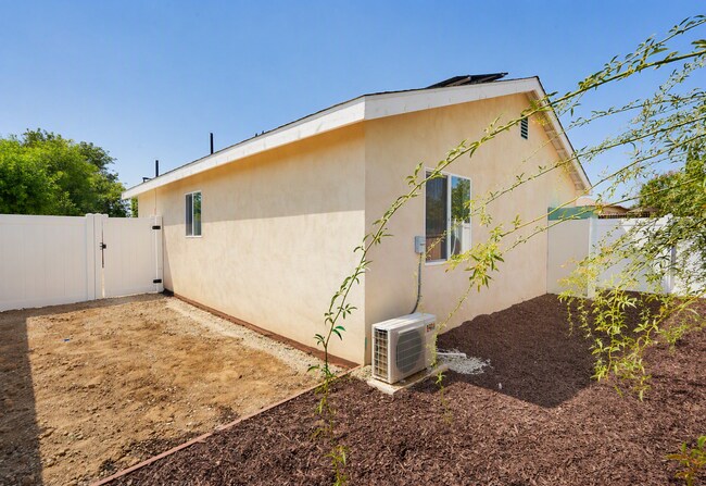 Building Photo - 4805 Charlotte Way
