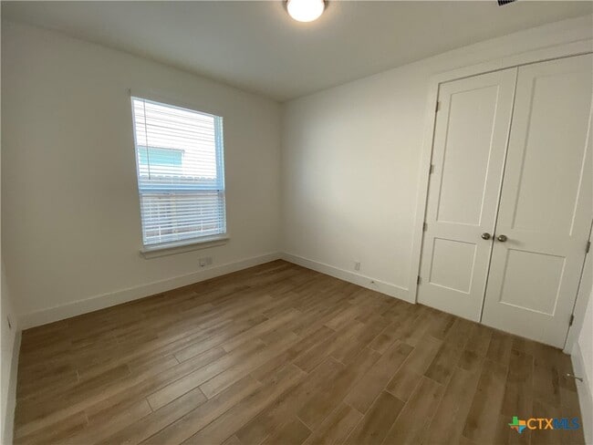 Building Photo - 1048 Easy Gruene