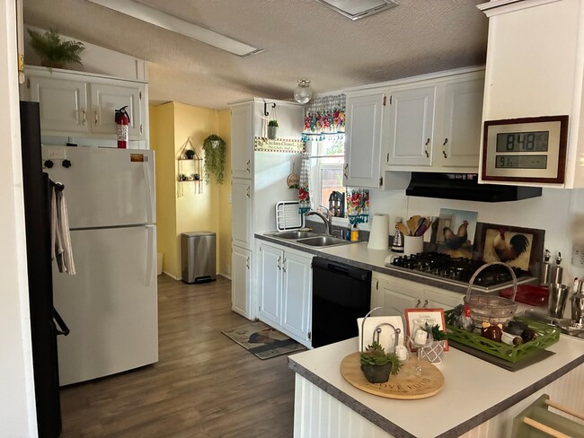 Building Photo - 526 W Pelaar Dr