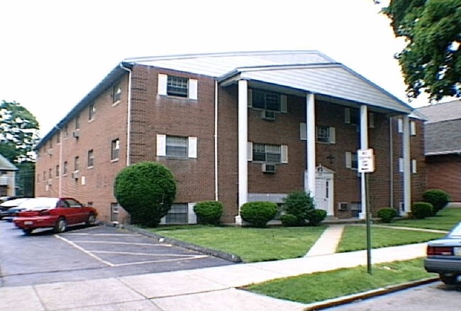 Building Photo - University Manors