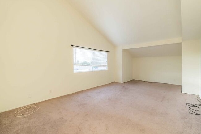 Building Photo - Beatiful house next to golf course.