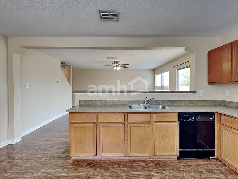 Building Photo - 9314 Silver Vis