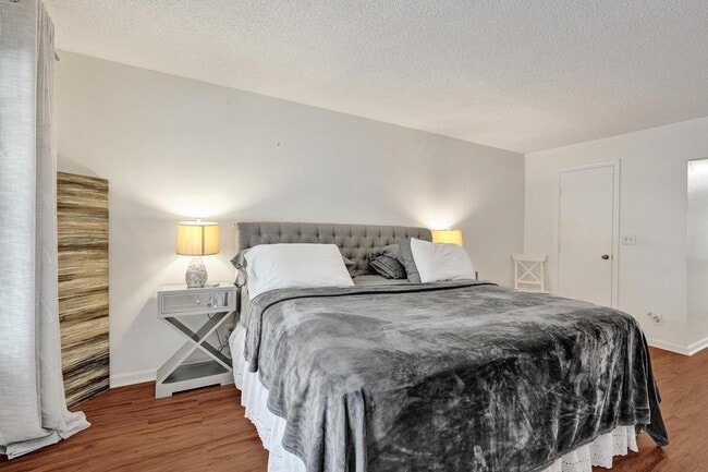 Building Photo - 9840 Pineapple Tree Dr