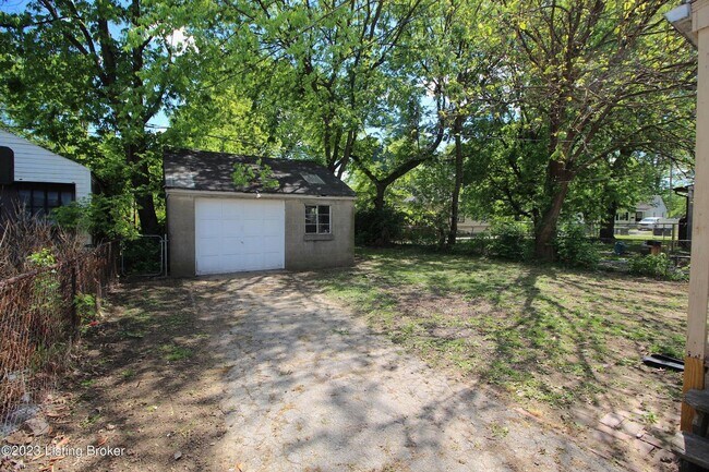 Building Photo - 2421 Lindbergh Dr