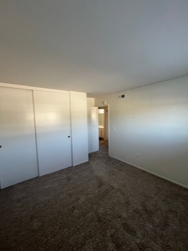 Building Photo - Beautiful 4 Bd Townhouse