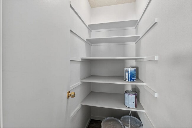 Building Photo - Impressive 5 bed/3 bath twin home in Chubbuck with just under 3000 square feet.