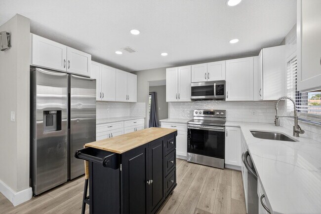 Building Photo - 1202 Essex Dr