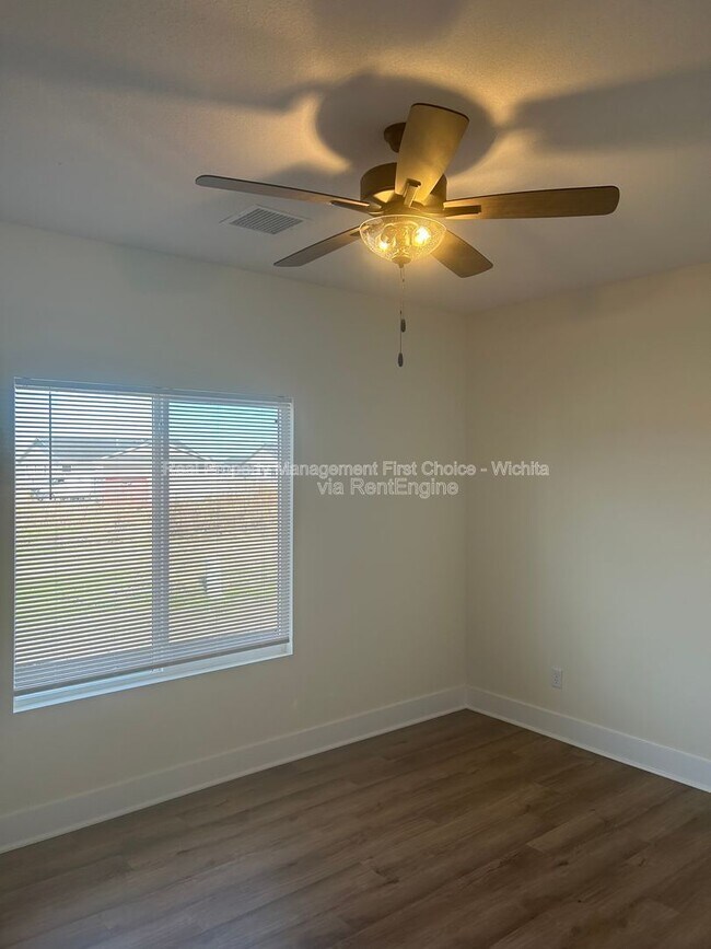 Building Photo - 17008 Kashmir St