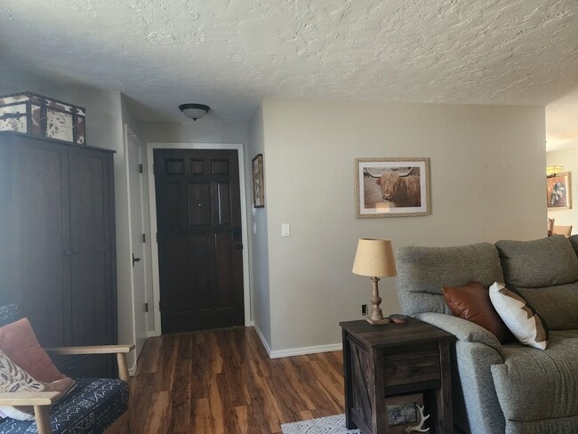 Building Photo - Pet Friendly, Single-Level, Attractively Updated Home in NE Newberg