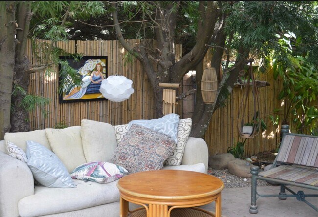 Building Photo - 916 Via Brocha Via