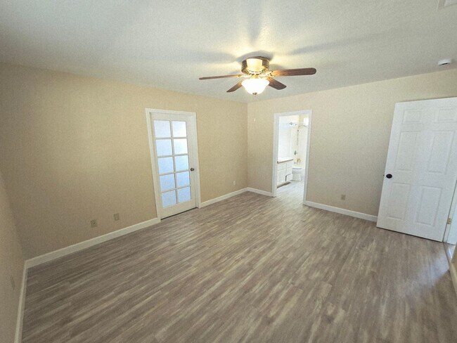 Building Photo - Spacious 3 bed on Fully Fenced 2 acres