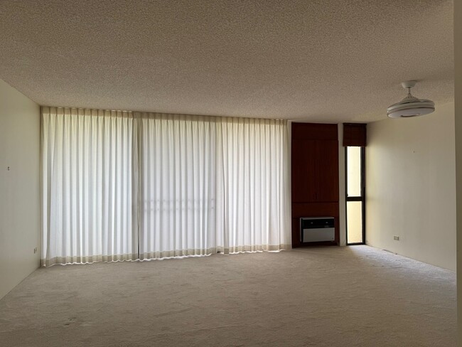 Building Photo - Spacious one bedroom, one bath with two pa...