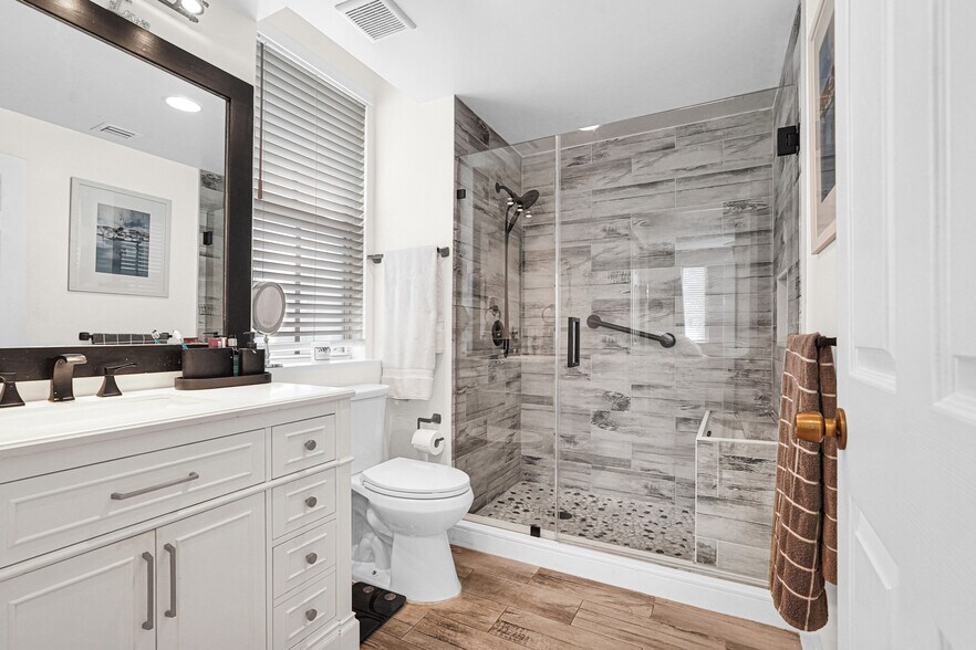 Master bath - 6801 SW 44th St
