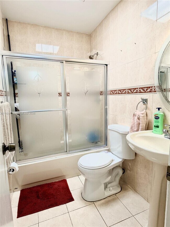 Building Photo - 305 W 68th St