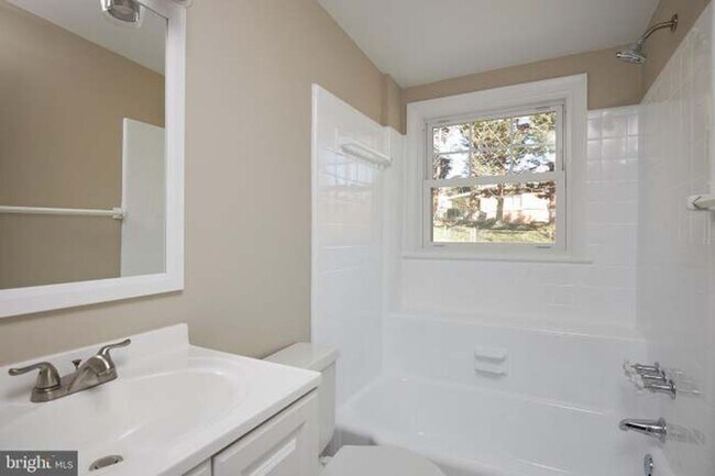 Building Photo - 221 Dale Dr