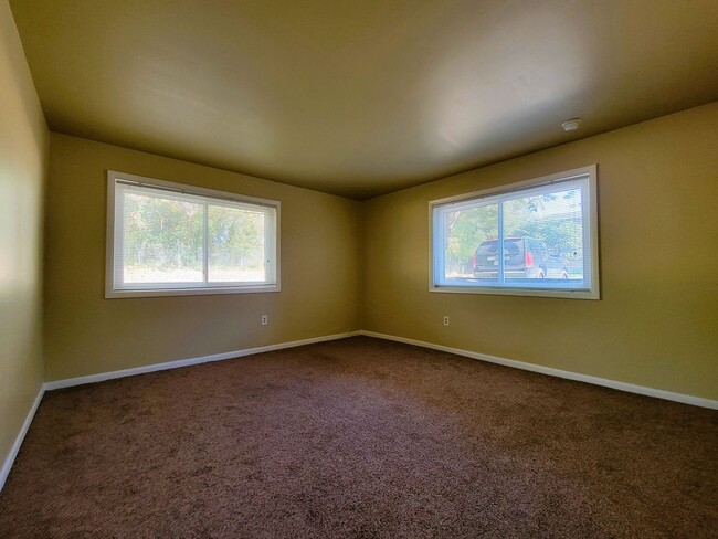 Building Photo - One bedroom condo with lots of space in He...