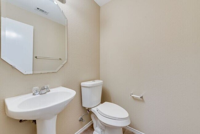Building Photo - Newly updated home ready for move in