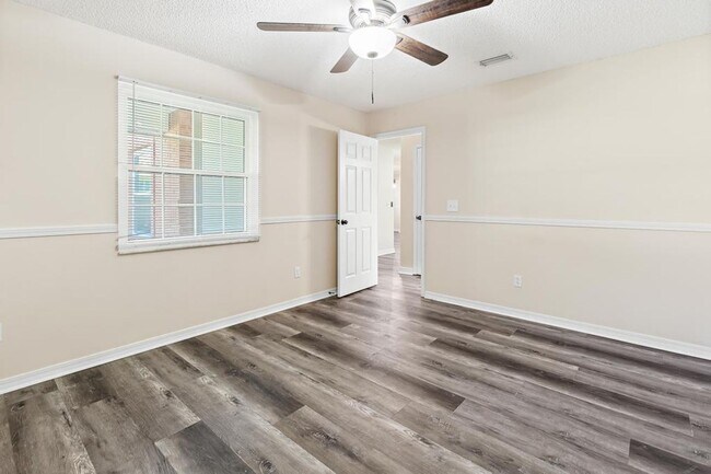 Building Photo - Charming Waterfront Home in Southside