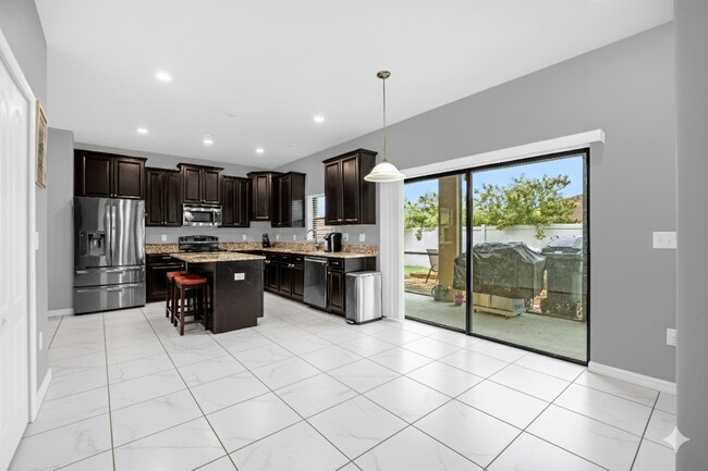 Building Photo - "Discover Spacious Elegance: 5-Bed, 3-Bath...