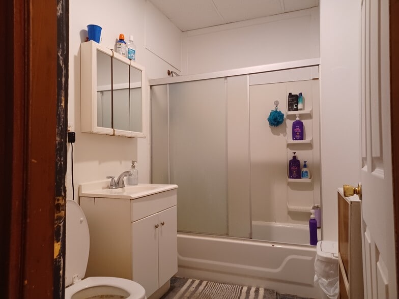 Large Bathroom - 8 Buttonwood St