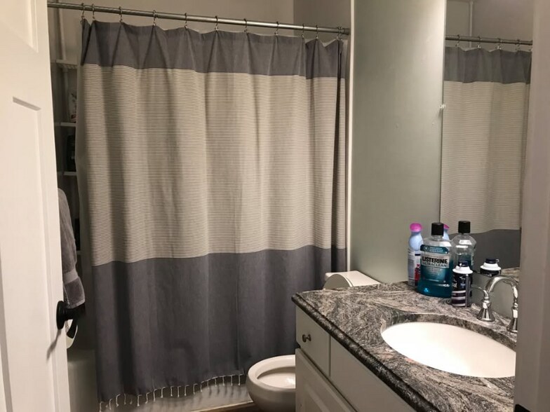 Building Photo - 5526-5526 N Cook St