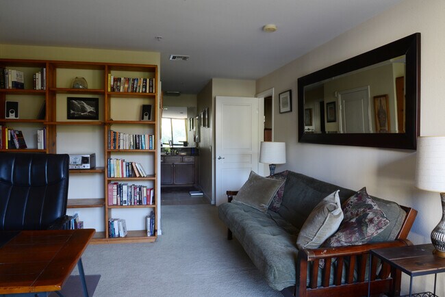 Building Photo - 7320 Hawthorn Ave