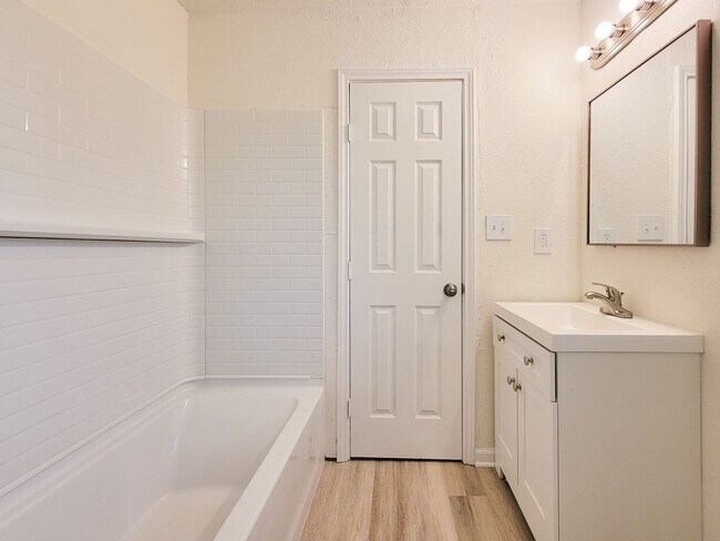 Building Photo - BEAUTIFUL RECENTLY REMODELED LEASE HOME IN HUNTSVILLE, TEXAS