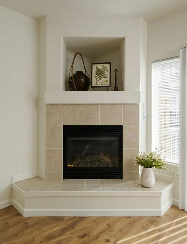 Building Photo - 2-Bedroom Beaverton Condo with Private En-Suite Bathrooms, Open Floor Plan, Private Balcony & Att...