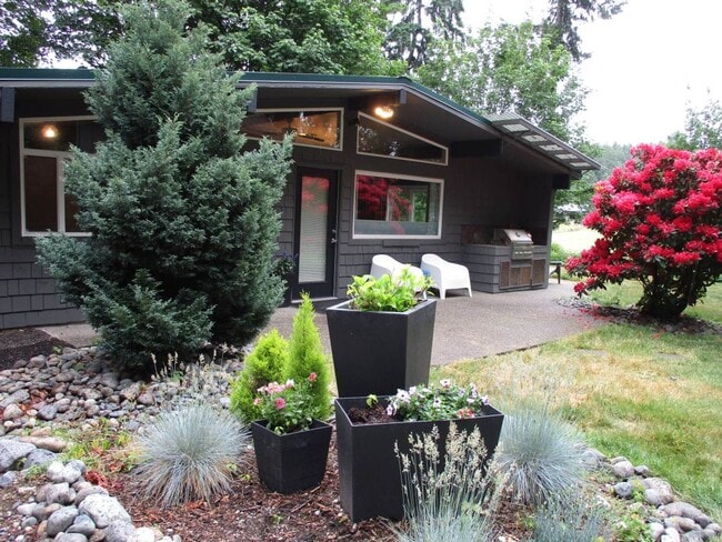 Primary Photo - 3 bedroom Rambler with Above Garage Studio...