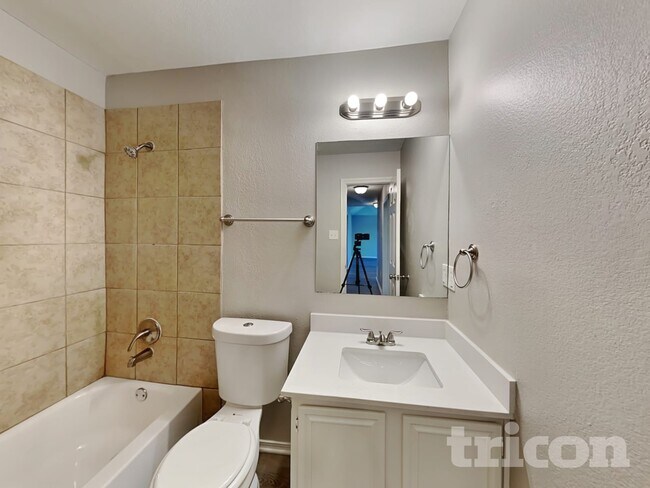 Building Photo - 352 N Beltwoods Dr