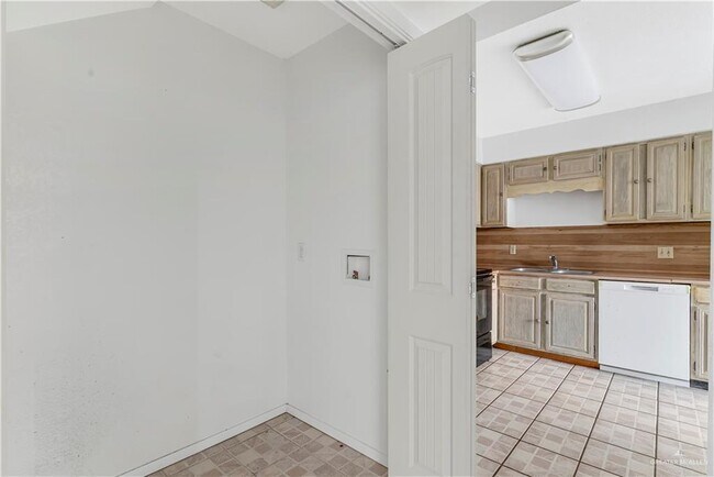 Building Photo - 21 E Samano St