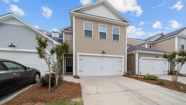 Building Photo - Stylish 3 Bedroom Townhome in The Commons – Richmond Hill Living at Its Finest