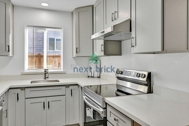 Building Photo - A beautiful 4 bed and 2 bathroom house for...