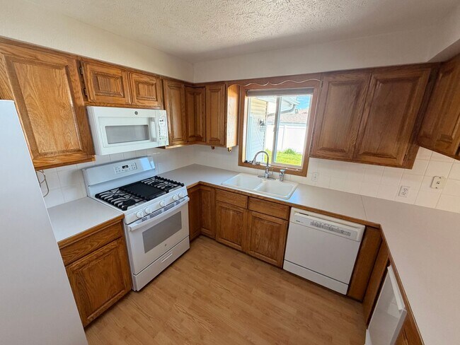Building Photo - Spacious 3 Bed, 2.5 Bath House in Spokane Valley!