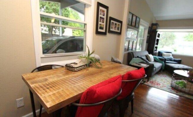 Building Photo - Updated 3 Bed Home with Vaulted Ceilings, Solar Panels & Large Corner Lot!