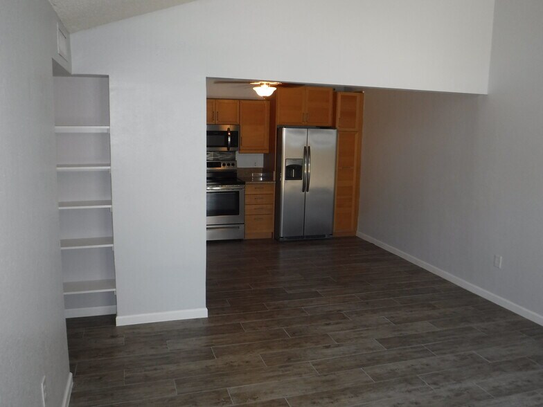 Building Photo - 712 N Santa Barbara #16