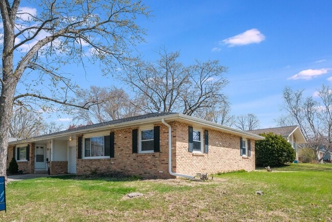 Building Photo - 2 bedroom 1 bathroom duplex-Available JUNE 2026