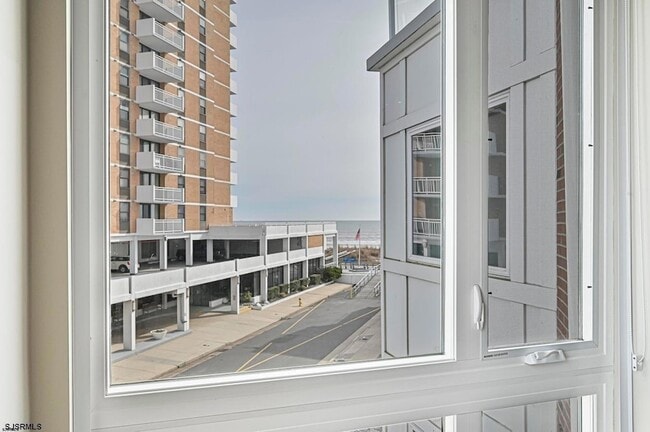 Building Photo - 112 S Weymouth Ave