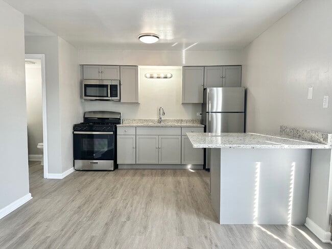 Building Photo - 1721 E Roosevelt Rd