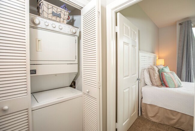 Building Photo - Beautifully Renovated 3Bed/2Bath Corner Un...